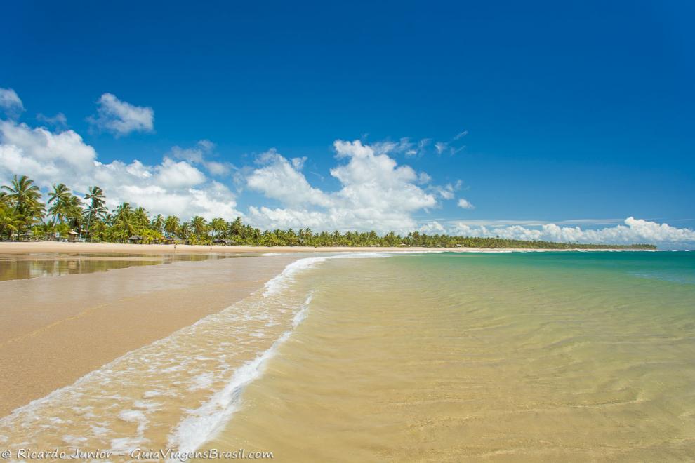 Imagem de toda orla da Praia Taipu de Fora.